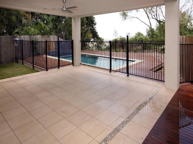 Bushland Beach QLD 4818