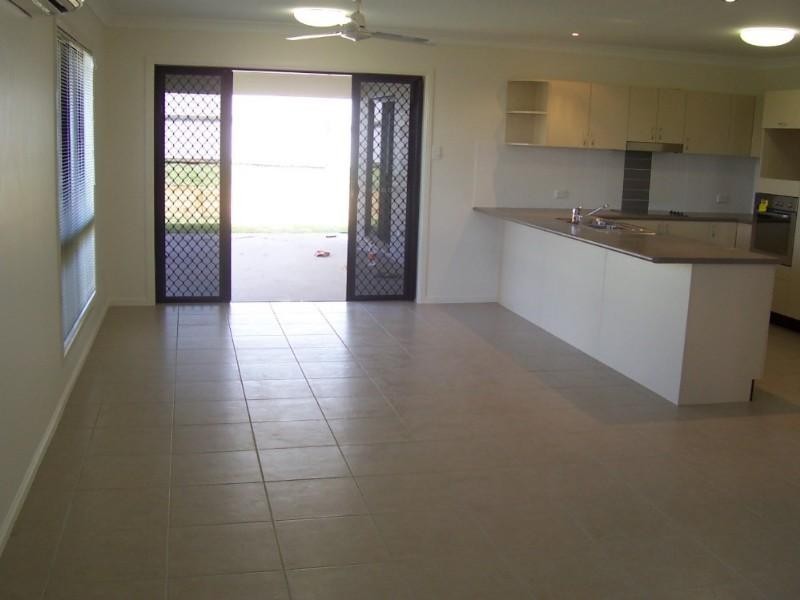 Bushland Beach QLD 4818