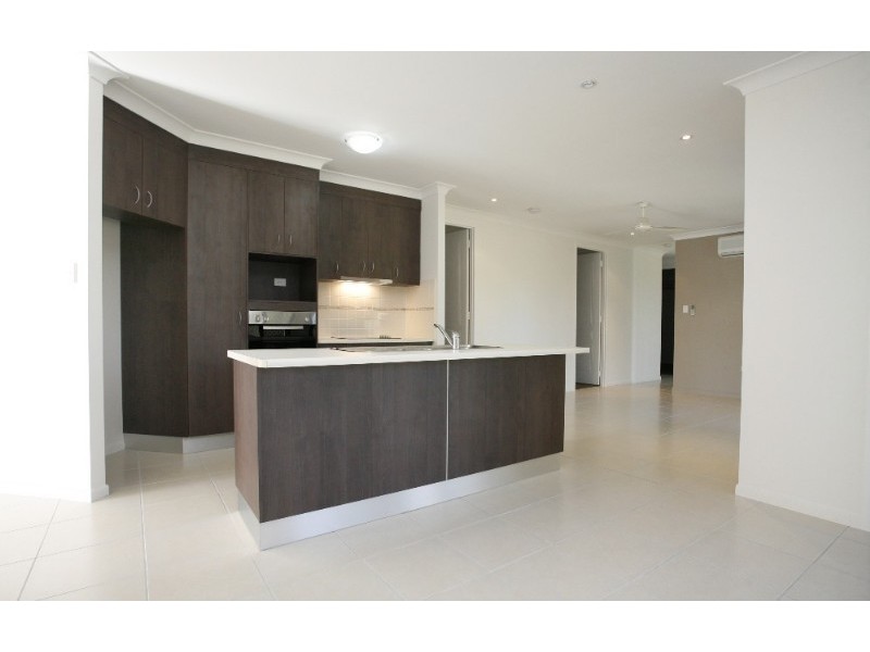 Bushland Beach QLD 4818