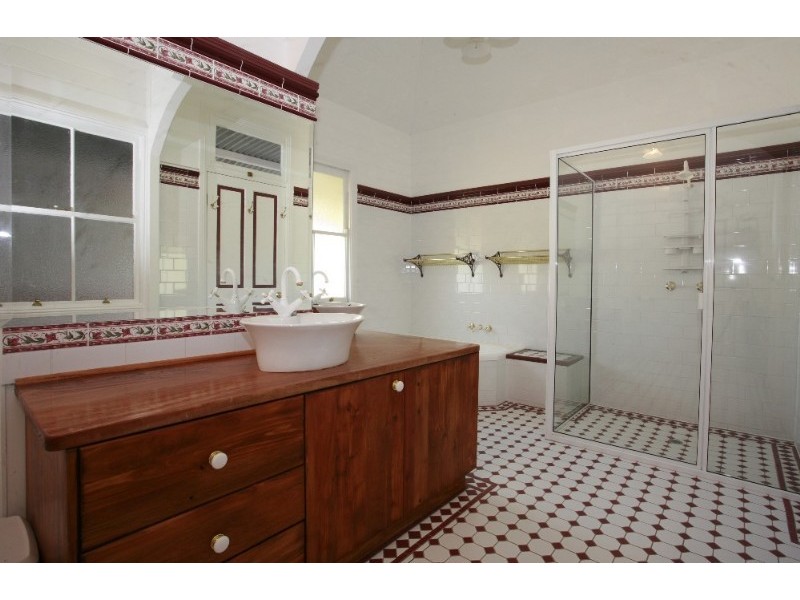 221 Kelso Drive, Kelso QLD 4815