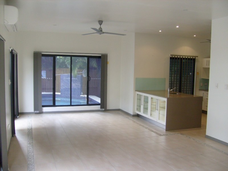 Bushland Beach QLD 4818