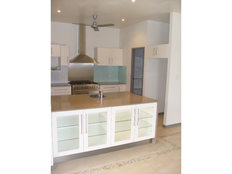 Bushland Beach QLD 4818