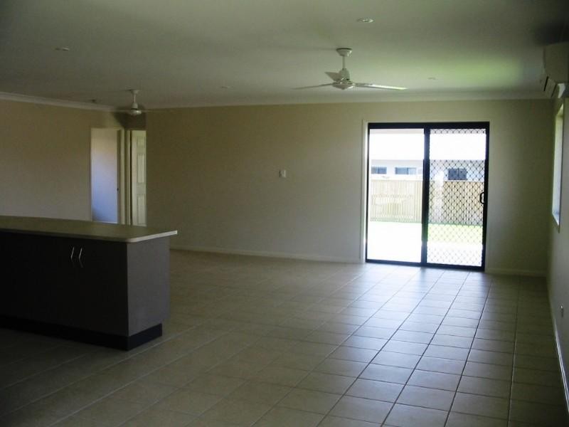 Bushland Beach QLD 4818