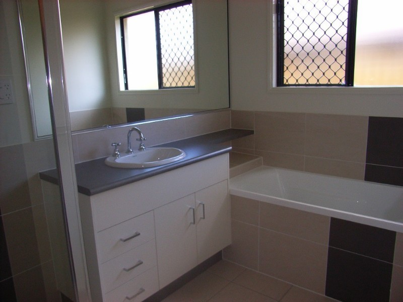 Bushland Beach QLD 4818