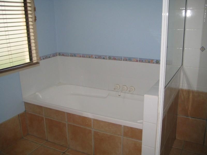 Bushland Beach QLD 4818