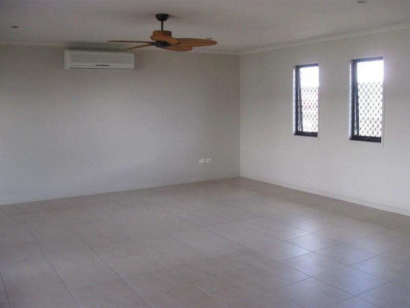 Bushland Beach QLD 4818