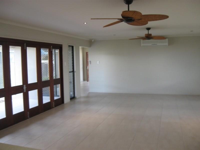 Bushland Beach QLD 4818