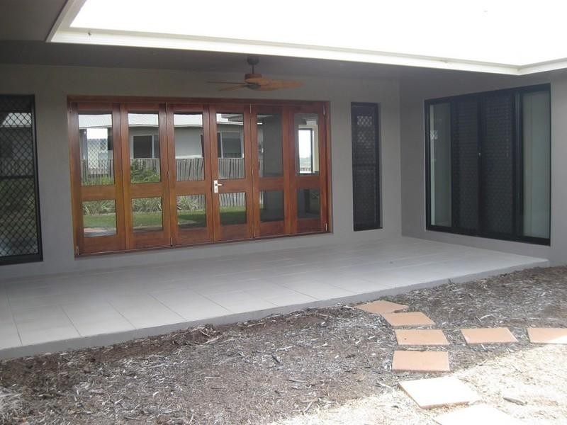 Bushland Beach QLD 4818