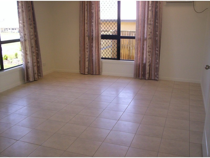 Bushland Beach QLD 4818