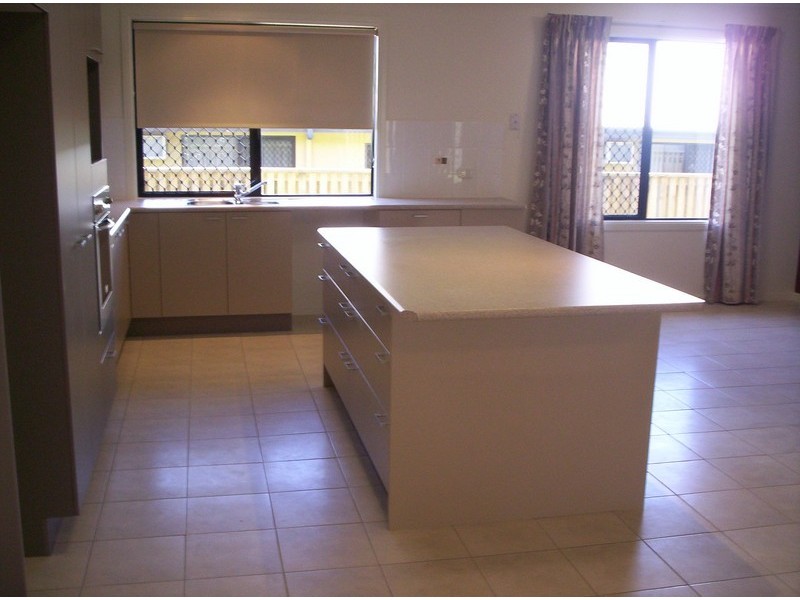 Bushland Beach QLD 4818