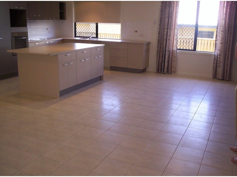 Bushland Beach QLD 4818