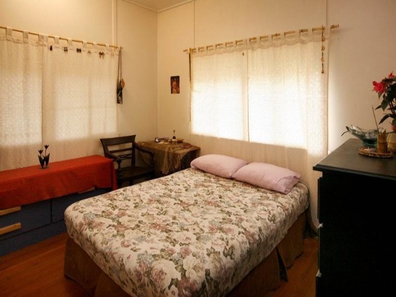 6 Castling Street, West End QLD 4810