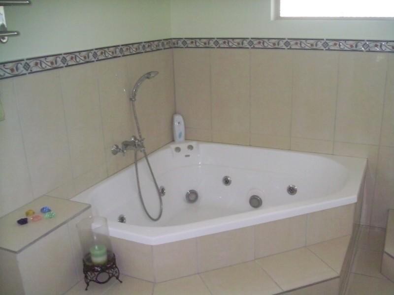 Bushland Beach QLD 4818