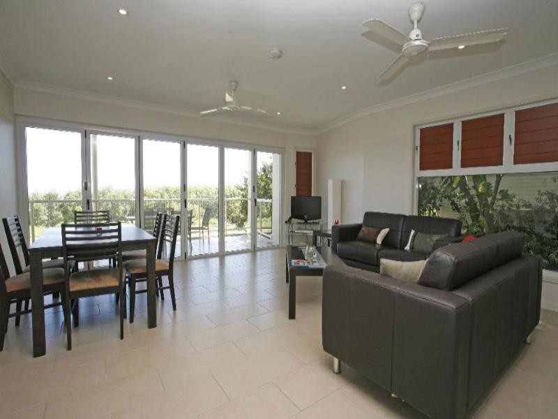 2/108 The Esplanade, Belgian Gardens QLD 4810