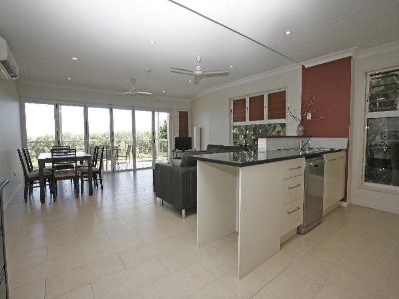 2/108 The Esplanade, Belgian Gardens QLD 4810