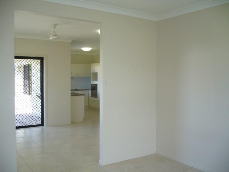 Bushland Beach QLD 4818