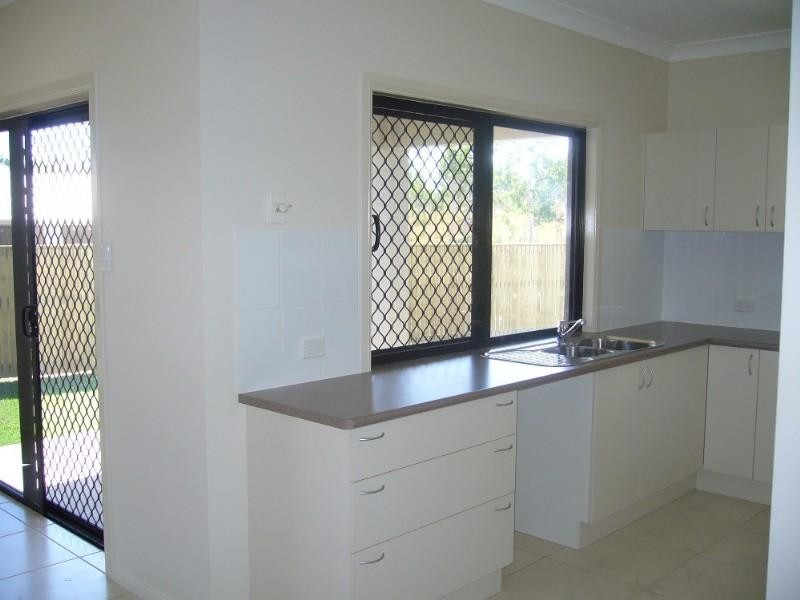 Bushland Beach QLD 4818