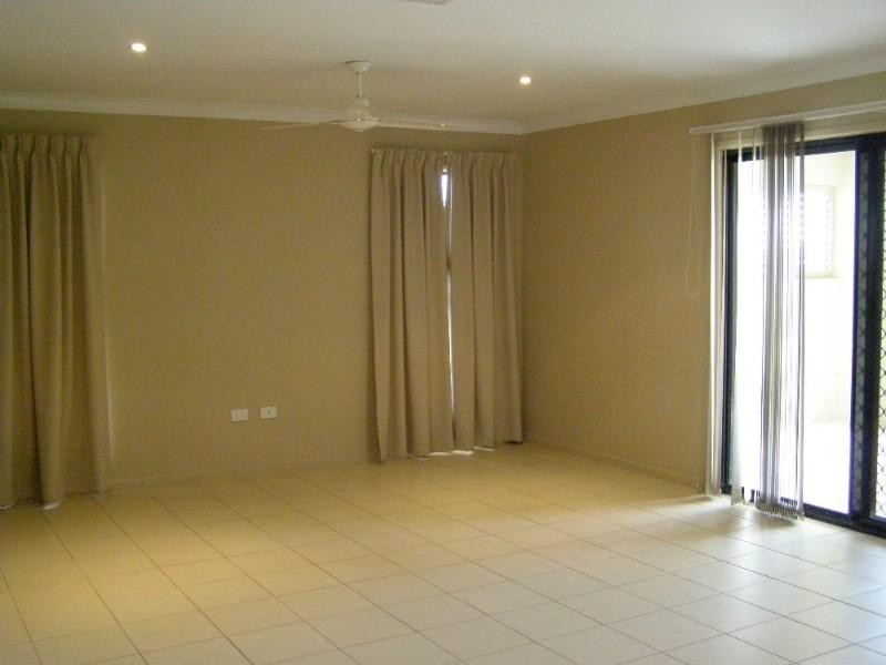 Bushland Beach QLD 4818