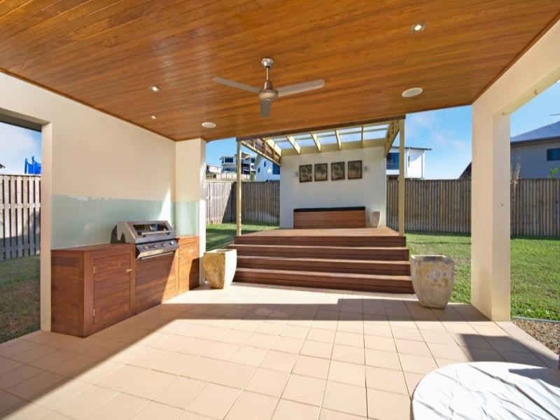 18 Shutehaven Circuit, Bushland Beach QLD 4818