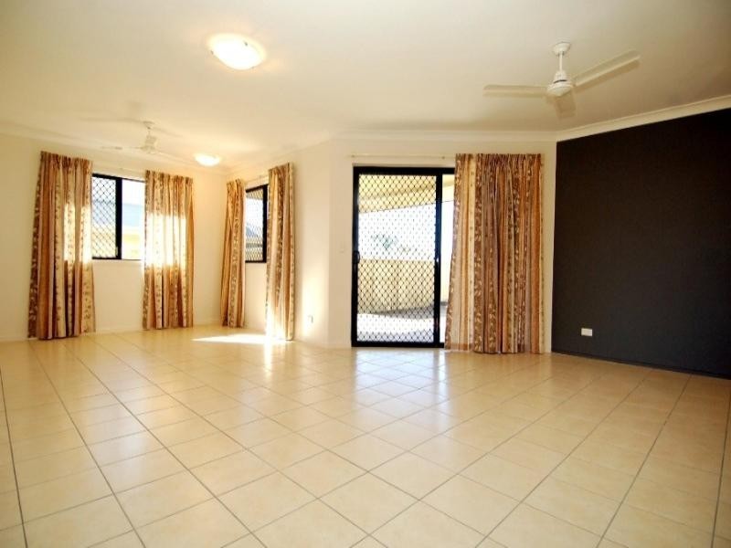 Bushland Beach QLD 4818