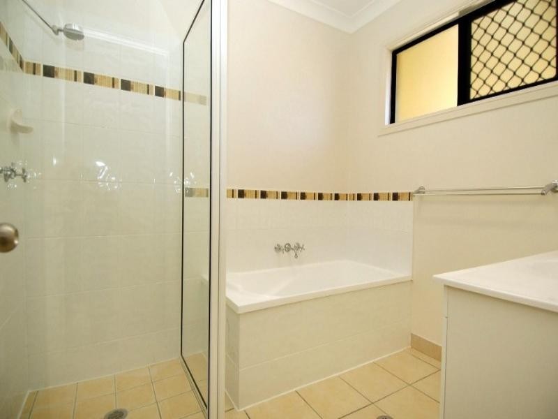 Bushland Beach QLD 4818