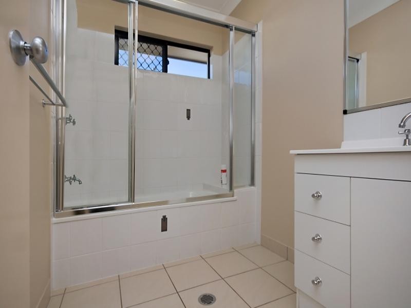 6 Hook Place, Bushland Beach QLD 4818