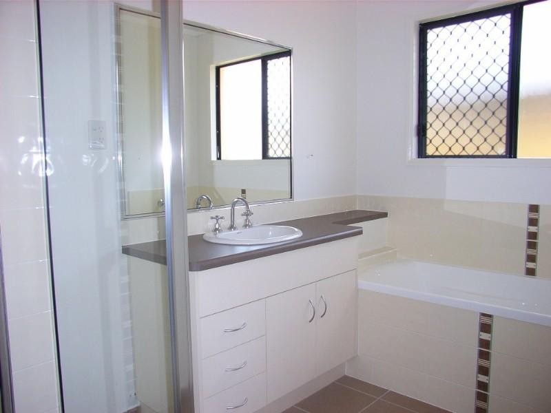 Bushland Beach QLD 4818