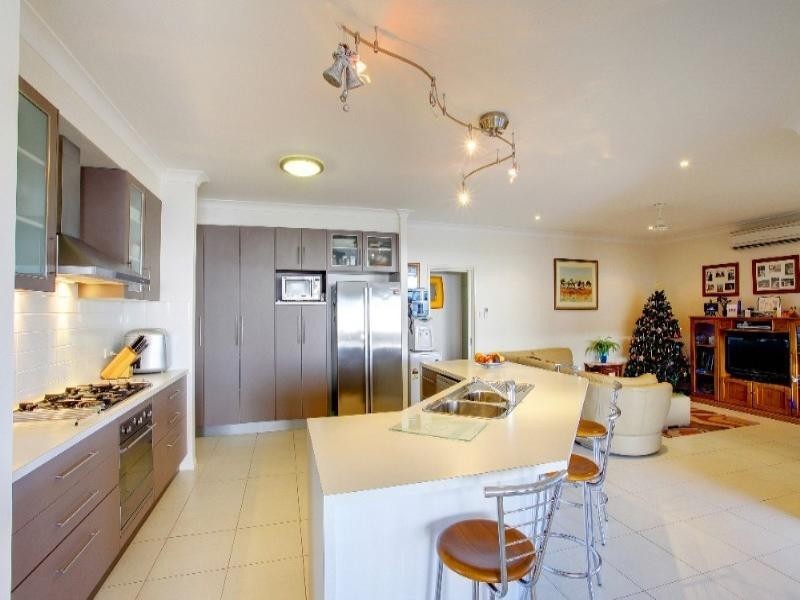 16 Helvellyn Street, Bushland Beach QLD 4818