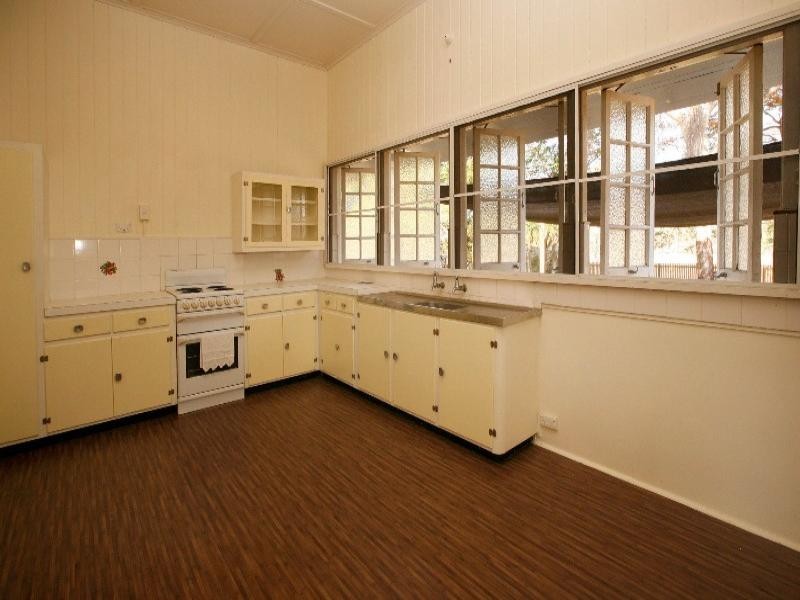 11 Whyte Street, Hermit Park QLD 4812