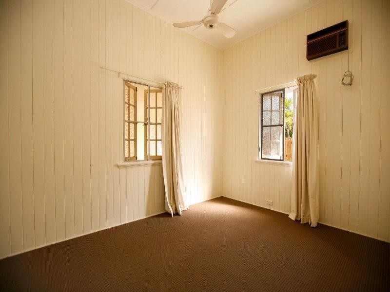 11 Whyte Street, Hermit Park QLD 4812