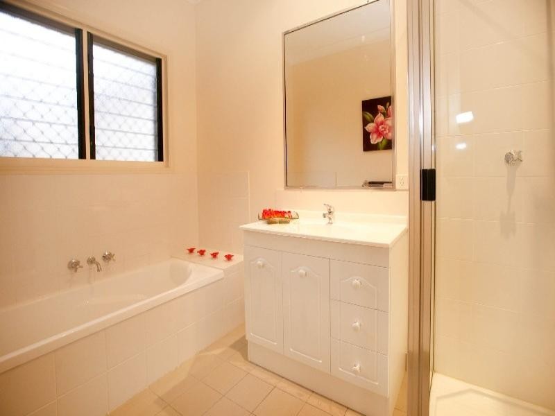 92 Railway Avenue, Railway Estate QLD 4810