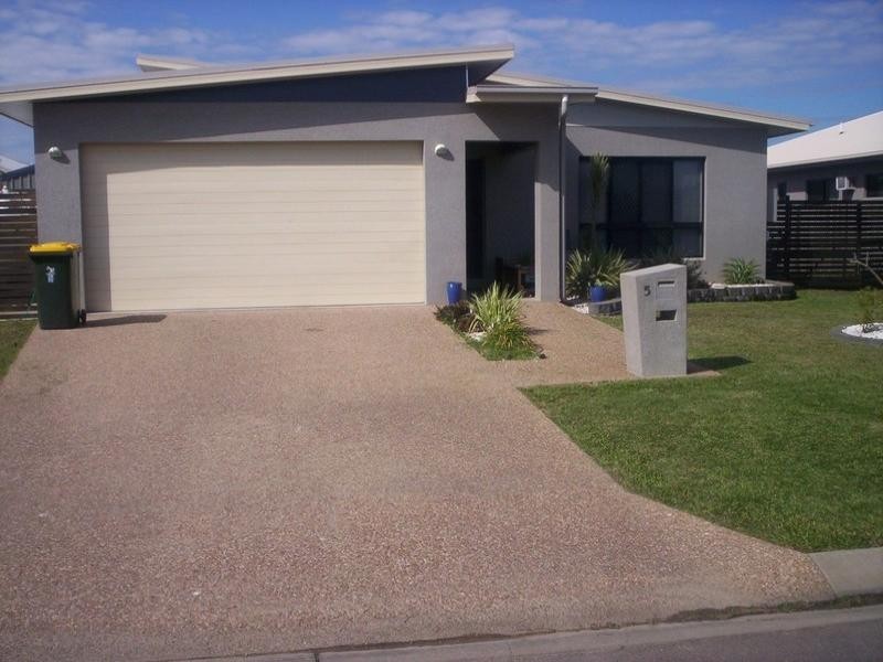 Bushland Beach QLD 4818