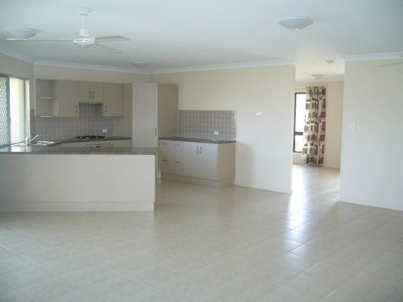 Bushland Beach QLD 4818