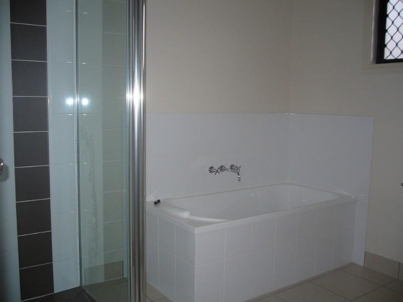 Bushland Beach QLD 4818