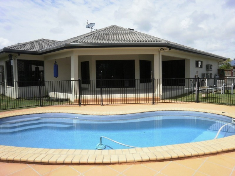 Bushland Beach QLD 4818