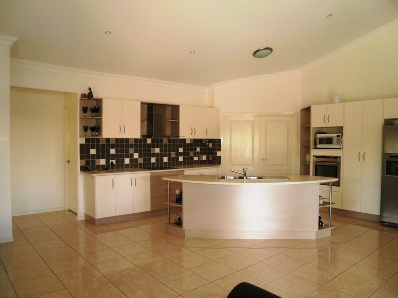 Bushland Beach QLD 4818