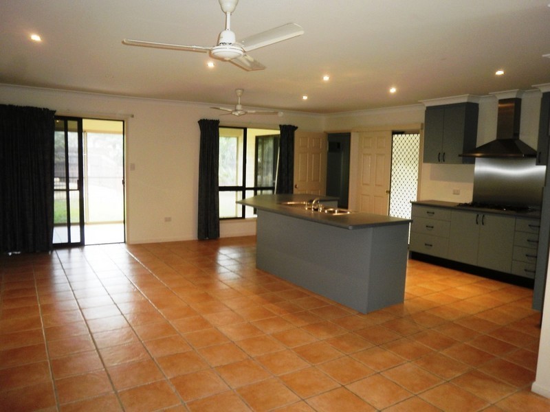 Bushland Beach QLD 4818