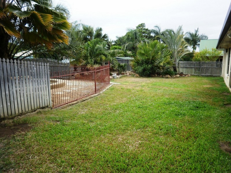 Bushland Beach QLD 4818