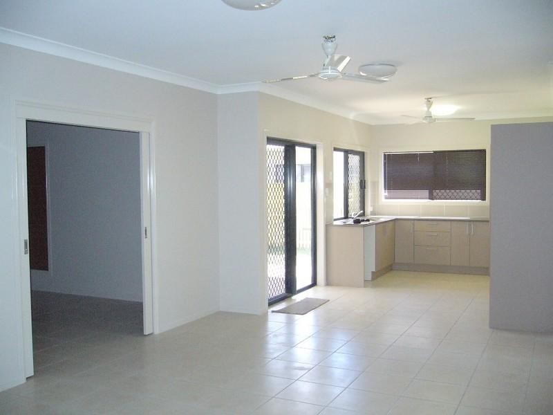 Bushland Beach QLD 4818