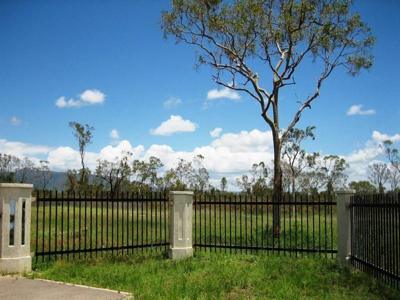 13 South Beck Drive, Rasmussen QLD 4815