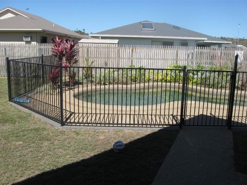 Bushland Beach QLD 4818