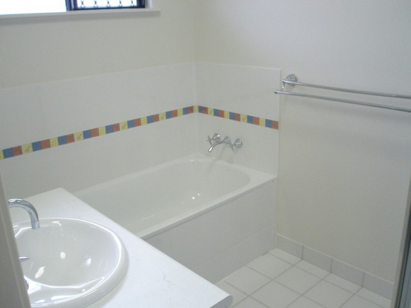 Bushland Beach QLD 4818