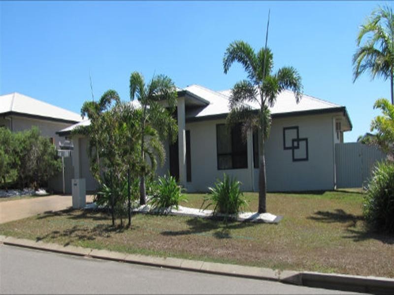 Bushland Beach QLD 4818