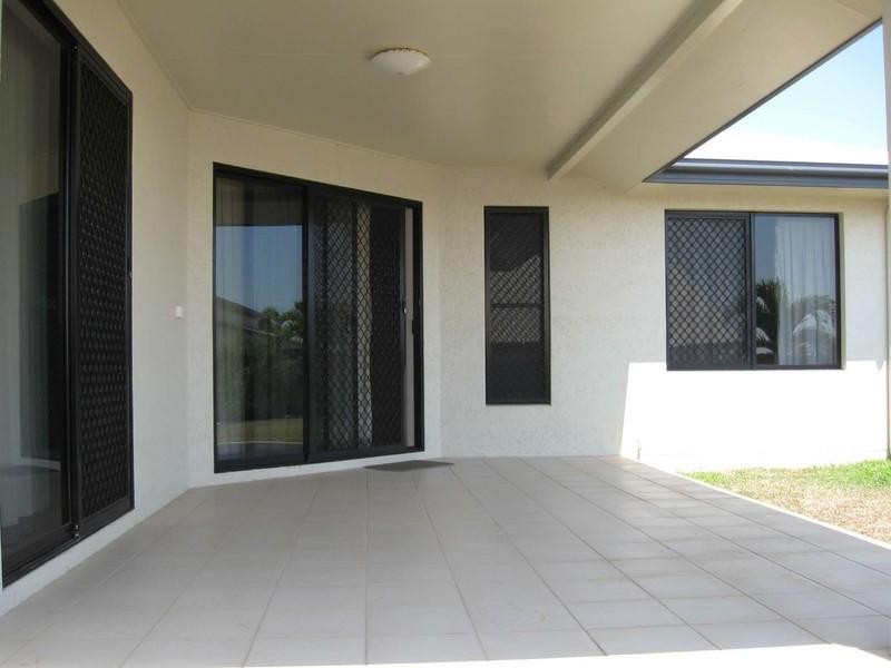 Bushland Beach QLD 4818