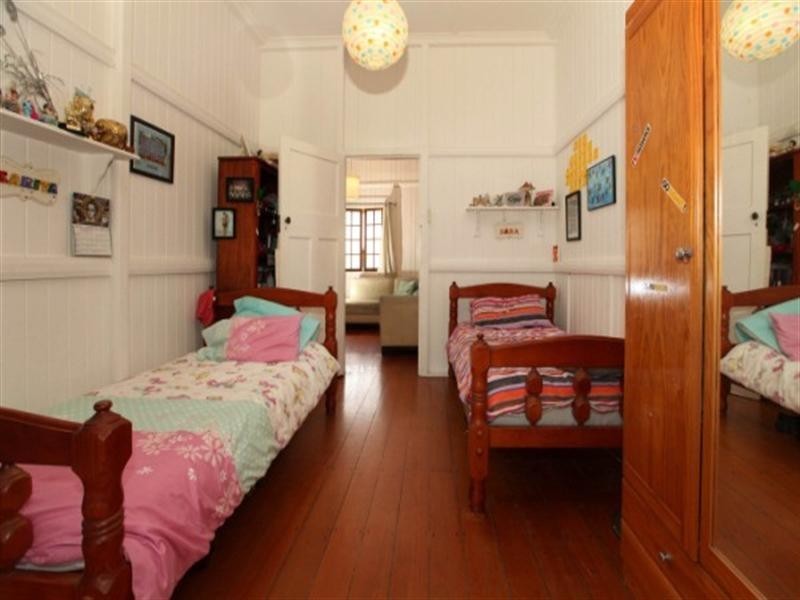 30 Percy Street, West End QLD 4810