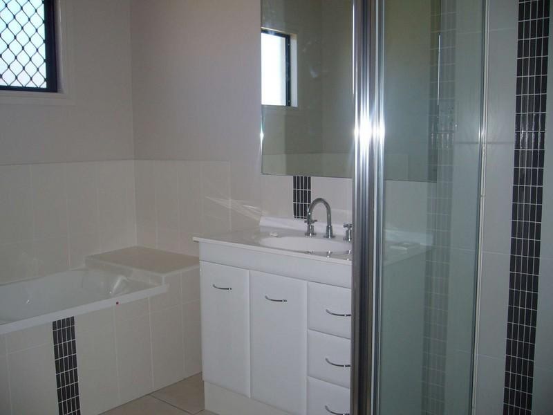 Bushland Beach QLD 4818