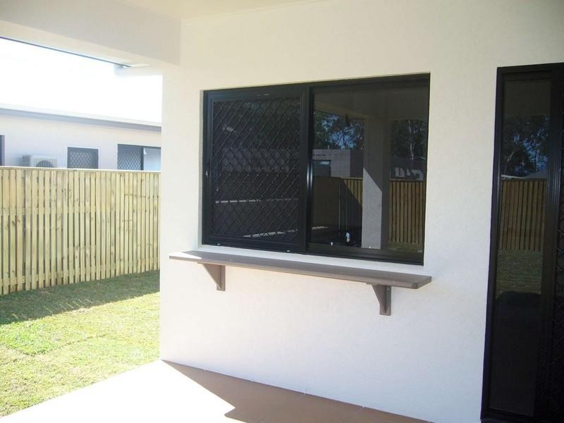 Bushland Beach QLD 4818