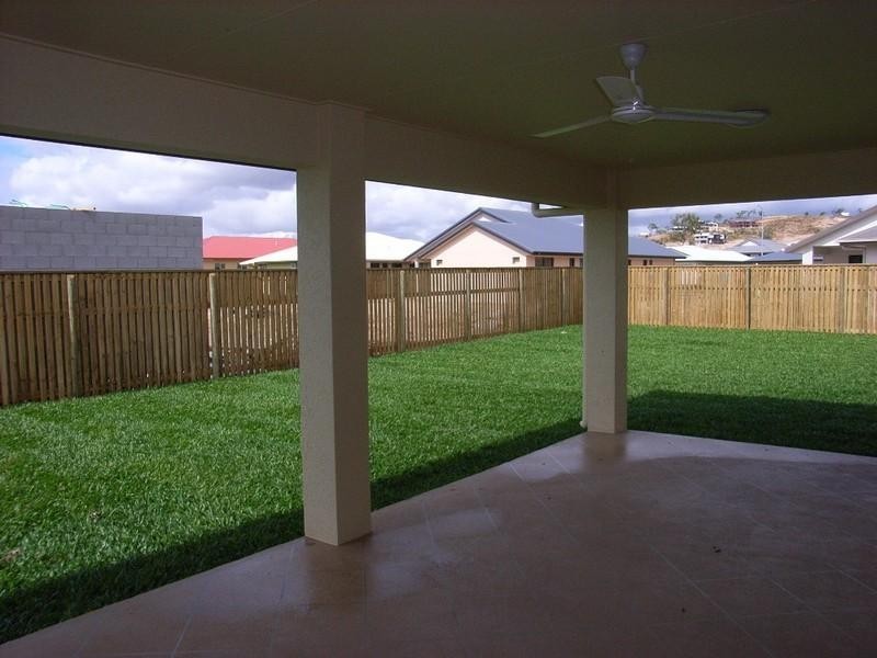 Bushland Beach QLD 4818