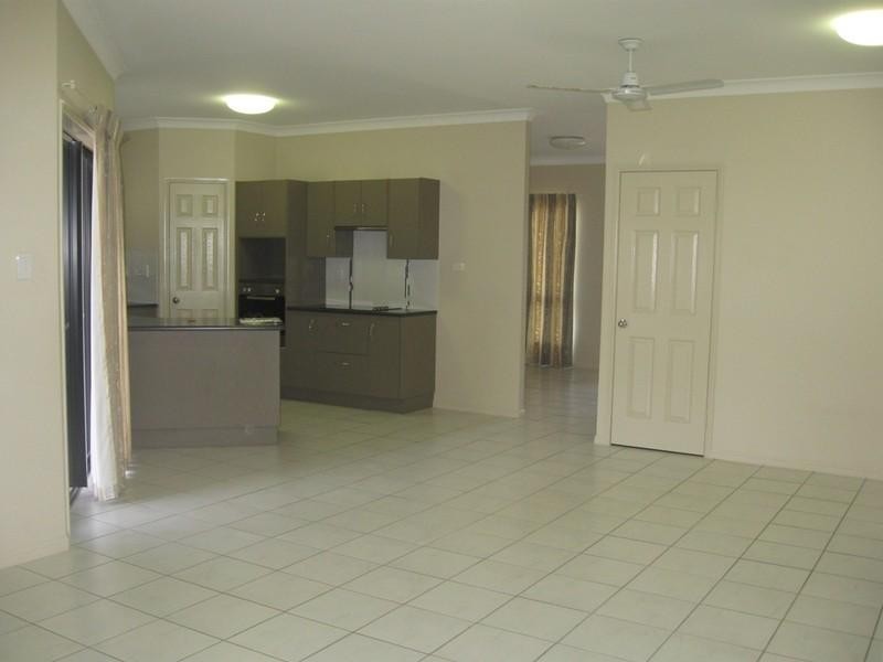 Bushland Beach QLD 4818