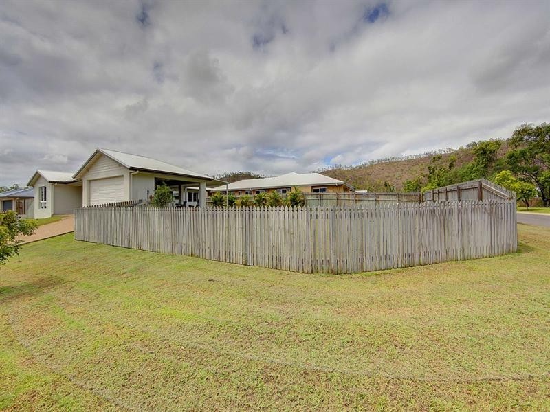4 Woodrow Circuit, Mount Louisa QLD 4814